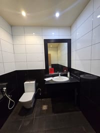Shop for Rent in Ruwi | 240m² | OMR 2,400/mo | REF 591YB миниатюра 2
