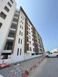 شقة بغرفة نوم واحدة للبيع في العذيبة | OMR 48,000 | REF 429GB صورة مصغرة 1