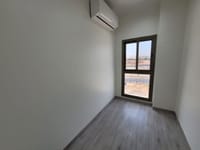 شقة بغرفة نوم واحدة للبيع في العذيبة | OMR 48,000 | REF 429GB صورة مصغرة 2