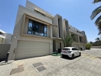 Al Seeb 出售 4-Bed 聯排別墅 | OMR 185,000 | REF 956BB 縮圖 1