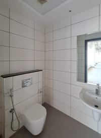 Showroom for Rent in Ruwi | 401m² | OMR 2,500/mo | REF 717YB thumbnail 4