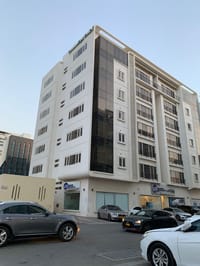 شقة بغرفة نوم واحدة للبيع في بوشر | OMR 29,000 | REF 650TB صورة مصغرة 1