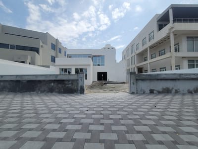 Commercial for Rent in Madinat Al Sultan Qaboos | 500m²